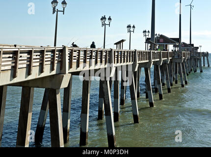 NC01396-00...CAROLINE DU NORD - Les pêcheurs à les retirer de la plate-forme de la prise en charge concrète Jennettes Pier sur l'Outer Banks à Nags Head. Banque D'Images