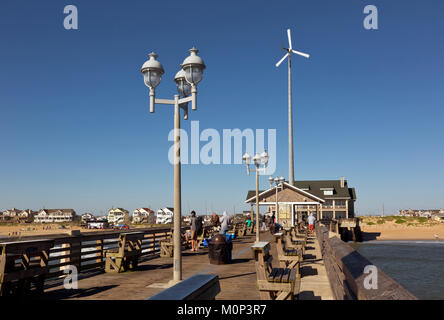 NC01400-00...CAROLINE DU NORD - Le pont d'Jennettes Pier et une compétition de surf sur les bancs extérieurs à Nags Head. Banque D'Images