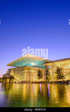 Grèce, Athènes, Paleo Faliro district,SNFCC (Centre culturel de la Fondation Stavros Niarchos) conçu par l'architecte Renzo Piano, achevée en 2016 et a fait don à l'État grec en 2017, qui comprend de nouvelles installations complexes pour la Bibliothèque nationale et de l'Opéra National Banque D'Images