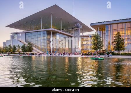 Grèce, Athènes, Paleo Faliro district,SNFCC (Centre culturel de la Fondation Stavros Niarchos) conçu par l'architecte Renzo Piano, achevée en 2016 et a fait don à l'État grec en 2017, qui comprend de nouvelles installations complexes pour la Bibliothèque nationale et de l'Opéra National Banque D'Images