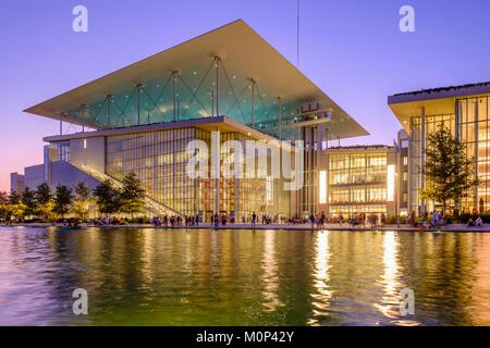 Grèce, Athènes, Paleo Faliro district,SNFCC (Centre culturel de la Fondation Stavros Niarchos) conçu par l'architecte Renzo Piano, achevée en 2016 et a fait don à l'État grec en 2017, qui comprend de nouvelles installations complexes pour la Bibliothèque nationale et de l'Opéra National Banque D'Images