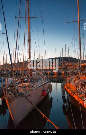 France,Herault,Sete,Marina,voiliers à quai avec le Mont Saint Clair en arrière-plan au coucher du soleil Banque D'Images