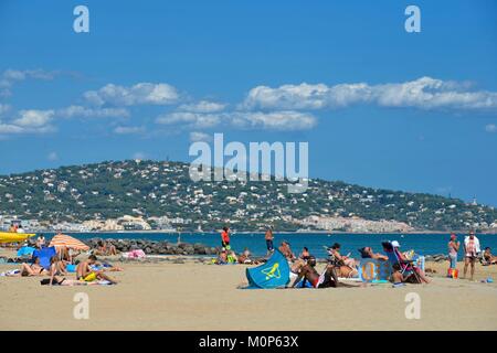 France,Herault,Sete,plage de Lido,les vacanciers à prendre le soleil en bordure de mer avec Mont Saint Clair en arrière-plan Banque D'Images