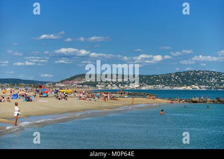 France,Herault,Sete,plage de Lido,les vacanciers à prendre le soleil en bordure de mer avec Mont Saint Clair en arrière-plan Banque D'Images