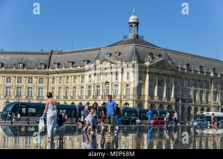 France,Gironde,Bordeaux,quai du Maréchal Liautey,étang ornemental,va et vient de marcheurs avec un tramway et de Palais de la Bourse dans l'arrière-plan Banque D'Images