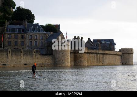 France,Manche,Baie du Mont Saint Michel classé au Patrimoine Mondial par l'UNESCO, le Mont Saint Michel,personne pratiquant pagayer autour du Mont Saint Michel Banque D'Images