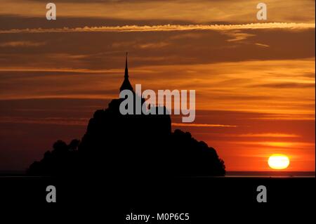 France,Manche,Baie du Mont Saint Michel classé au Patrimoine Mondial par l'UNESCO, le Mont Saint Michel,vue du coucher de soleil derrière le Mont Saint Michel Banque D'Images