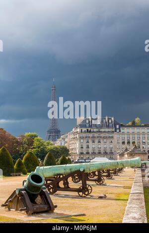 France,Paris,canons de l'Hôtel des Invalides et le Musée de l'Armée,et de la Tour Eiffel en arrière-plan Banque D'Images