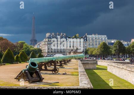 France,Paris,canons de l'Hôtel des Invalides et le Musée de l'Armée,et de la Tour Eiffel en arrière-plan Banque D'Images