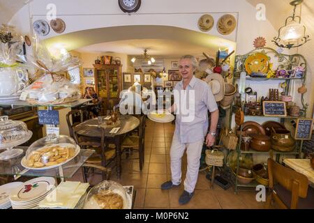 France,Gard, Uzes,restaurant la Trop'uzienne et son patron Claude Sinard Banque D'Images