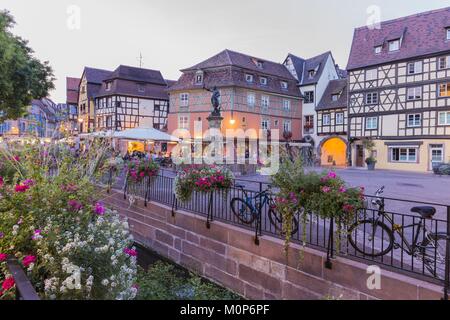 France,Bas Rhin,Alsace,Colmar,place de l'Ancienne Douane,fontaine Schwendi travailler par Bartholdi en face de l'ancienne douane ou le contrôle de la douane (édifice Koifhus) Banque D'Images