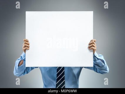 Office worker in blue shirt holding white en blanc. Copie de l'espace pour votre texte. Close up. Concept d'affaires Banque D'Images