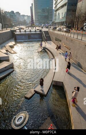 La Corée du Sud, Séoul, Jongno-gu district,Cheonggyecheon est une promenade de 6 km le long de la rivière Cheonggyecheon dans le centre de Séoul Banque D'Images