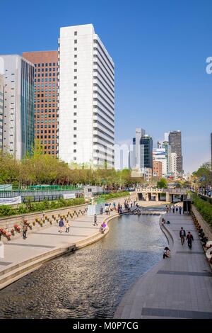 La Corée du Sud, Séoul, Jongno-gu district,Cheonggyecheon est une promenade de 6 km le long de la rivière Cheonggyecheon dans le centre de Séoul Banque D'Images