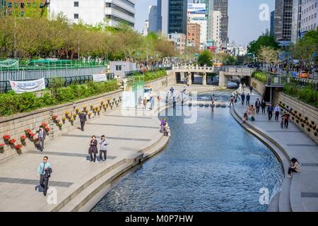 La Corée du Sud, Séoul, Jongno-gu district,Cheonggyecheon est une promenade de 6 km le long de la rivière Cheonggyecheon dans le centre de Séoul Banque D'Images