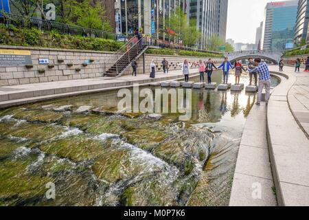 La Corée du Sud, Séoul, Jongno-gu district,Cheonggyecheon est une promenade de 6 km le long de la rivière Cheonggyecheon dans le centre de Séoul Banque D'Images