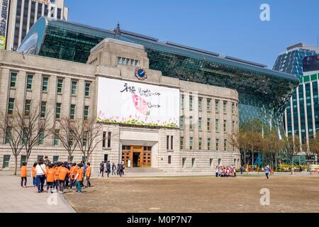 La Corée du Sud, Séoul, Jung-gu district,hôtel de ville de Séoul, le nouvel hôtel de ville évoque un tsunami de verre et d'acier et de l'ancien hôtel de ville à l'avant-plan Banque D'Images