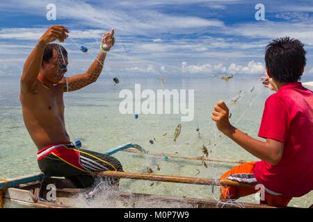 Palawan Philippines,Roxas,vert,Island Bay, île de Purao,père et fils de pêche dans les eaux peu profondes et résille Banque D'Images