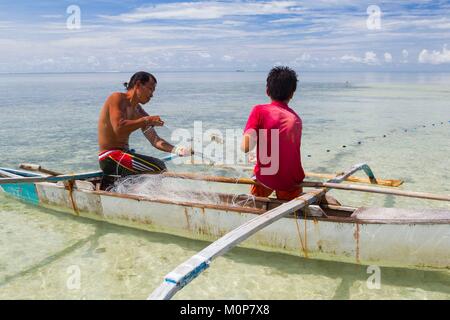 Palawan Philippines,Roxas,vert,Island Bay, île de Purao,père et fils de pêche dans les eaux peu profondes et résille Banque D'Images