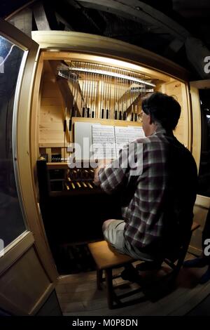 France,Haute Saône,Champagney,église Saint Laurent en date du 18ème siècle,carillon de 35 cloches, l'chimneyman joue sur le clavier en haut du clocher Banque D'Images