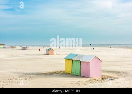 France, Pas-de-Calais, Berck-sur-Mer, station balnéaire de la Côte d'Opale, la plage et les cabines de plage appelé berlingots Banque D'Images