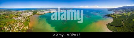 France,Caraïbes Petites Antilles, la Guadeloupe, Basse-Terre,,Petit-Bourg,vue panoramique vue aérienne sur le territoire de la commune,la mangrove,le petit cul-de-sac marin et le volcan de La Soufrière en arrière-plan (vue aérienne) Banque D'Images