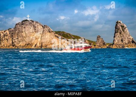 France,Caraïbes Petites Antilles, la Guadeloupe, Grande-Terre,,Saint-François,la navette reliant la Grande-Terre à l'île de La Désirade passe les falaises du site naturel protégé de la Pointe des Châteaux Banque D'Images