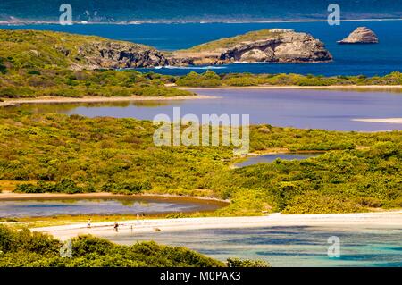 France,Caraïbes Petites Antilles, la Guadeloupe, Grande-Terre,,Saint-François,vue sur les marais salants et la plage de la Pointe des Châteaux Banque D'Images