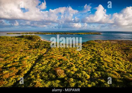 France,Caraïbes Petites Antilles,,Petite Terre National Nature Reserve, vue sur le lagon,Terre-de-Haut et La Désirade du phare de Terre-de-Bas au coucher du soleil Banque D'Images