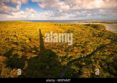 France,Caraïbes Petites Antilles,,Petite Terre Réserve naturelle nationale,vue sur la lagune et Terre-de-Haut de la baie de Terre-de-Bas au coucher du soleil Banque D'Images