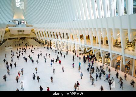 United States,New York,New York City Manhattan,l'Oculus,World Trade Center PATH gare,conçue par Santiago Calatrava,intérieur avec blurred motion Banque D'Images