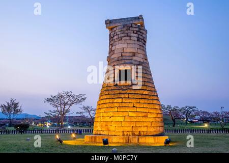 La Corée du Sud, Amérique du Nord, la province de Gyeongsang du Parc National de Gyeongju, Gyeongju,Zones historiques de Gyeongju (site du patrimoine mondial de l'UNESCO),Wolseong,CEINTURE 7ème siècle Le Cheomseongdae Astronomical Observatory Banque D'Images