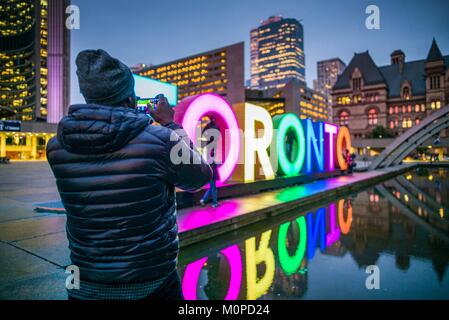 Canada,Ontario,Toronto,Toronto signer au Nathan Phillips Square de la Mairie,crépuscule Banque D'Images