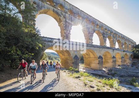 France,Gard,vers Pont du Gard, le Pont du Gard classé au Patrimoine Mondial par l'UNESCO,Grand Site de France,aqueduc romain du 1er siècle où des mesures au cours du Gardon Banque D'Images