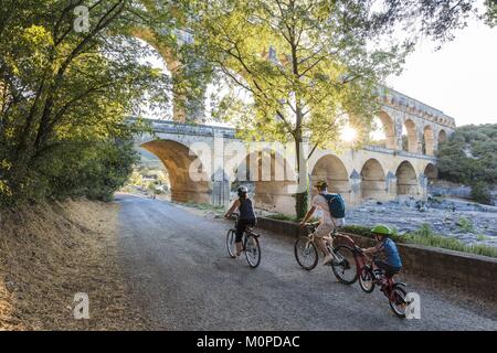 France,Gard,vers Pont du Gard, le Pont du Gard classé au Patrimoine Mondial par l'UNESCO,Grand Site de France,aqueduc romain du 1er siècle où des mesures au cours du Gardon Banque D'Images