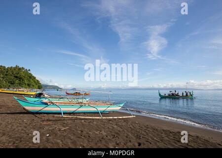 Luzon aux Philippines, la Province d'Albay,,plage,Tiwi ringnet Sogod,bateau de pêche de retour Banque D'Images