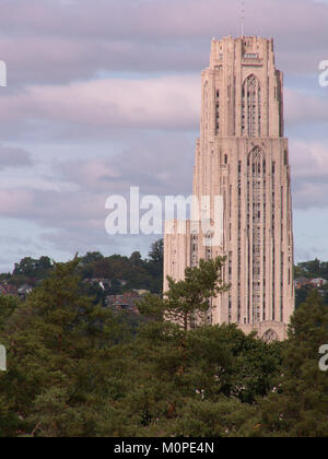La Cathedral of Learning est un bâtiment emblématique de Pittsburgh, en Pennsylvanie, visible depuis Schenley Park. Cette structure de 42 étages, qui fait partie de l'Université de Pittsburgh, est connue pour son style architectural gothique et son importance éducative. Banque D'Images