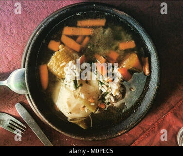 Cazuela de vacuno est un ragoût de bœuf chilien traditionnel, généralement servi avec des légumes tels que le maïs, les pommes de terre et la courge. C’est un plat réconfortant et copieux, représentatif de la culture culinaire chilienne. Banque D'Images