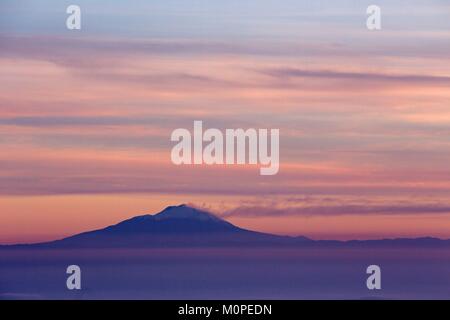 Italie, Sicile, Îles Éoliennes,île de Stromboli, volcan en éruption,vue sur l'Etna Banque D'Images