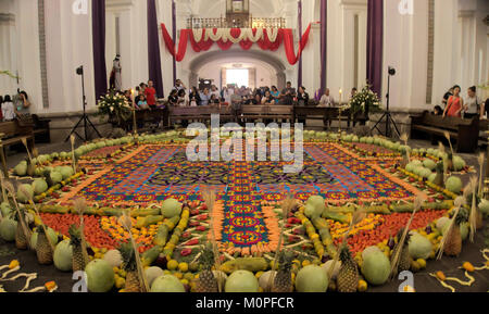 Cette image montre un tapis et des décorations créés pour Semana Santa (semaine Sainte) dans l'église de la Merced à Antigua, Guatemala. Les tapis complexes sont fabriqués à partir de sciure de bois colorée et de fleurs dans le cadre des célébrations religieuses et culturelles lors de cet événement important. Banque D'Images