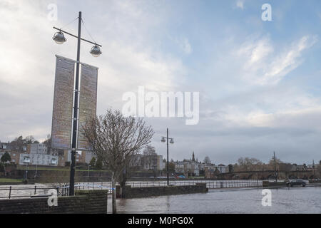 Vue des inondations sur les Whitesands à Dumfries, en Écosse, le 23 janvier 2018, lorsque le parking a été inondé. Banque D'Images