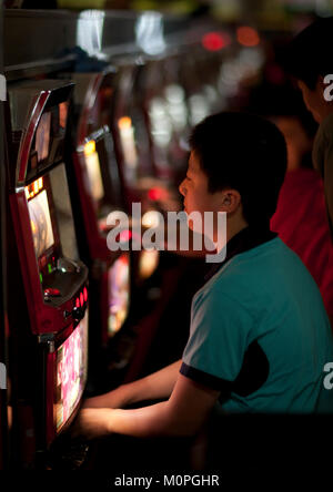 Les gens de la Corée du Nord de jouer machines à sous dans un casino, de la province de Pyongan, Pyongyang, Corée du Nord Banque D'Images