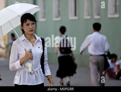 Belle femme nord-coréen avec un parapluie dans la rue, de la province de Pyongan, Pyongyang, Corée du Nord Banque D'Images