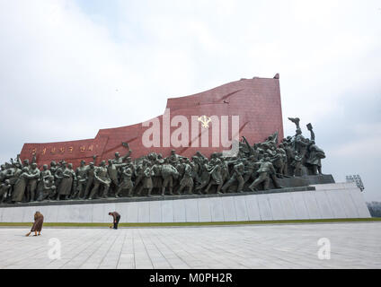 Femmes de la Corée du Nord balayent la troupe artistique Mansudae grand monument, de la province de Pyongan, Pyongyang, Corée du Nord Banque D'Images