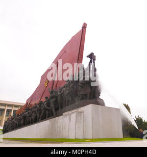 Nettoyage de l'homme en Corée du Nord les statues de nord-coréens dans leur lutte révolutionnaire anti-japonais dans la troupe artistique Mansudae grand monument, de la province de Pyongan, Pyongyang, Corée du Nord Banque D'Images