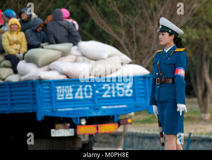 L'agent de sécurité du trafic nord-coréen en uniforme bleu dans la rue, de la province de Pyongan, Pyongyang, Corée du Nord Banque D'Images