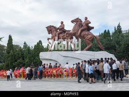 Les gens de la Corée du Nord rendant hommage aux dirigeants de la troupe artistique Mansudae art studio, dans la province de Pyongan, Pyongyang, Corée du Nord Banque D'Images