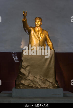 Statue en or de Kim il Sung dans la station de métro Kaeson, province de Pyongan, Pyongyang, Corée du Nord Banque D'Images