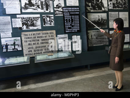 Guide de la Corée du Nord a appelé Mme Kim dans la victoire de la guerre de libération de la patrie, musée de la province de Pyongan, Pyongyang, Corée du Nord Banque D'Images