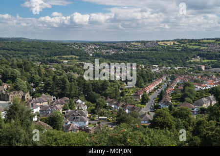 Vue panoramique de la scène urbaine - ville de Baildon (premier plan banlieue résidentielle maisons jumelées) en vert verdoyant - Bradford, Yorkshire, Angleterre, Royaume-Uni Banque D'Images